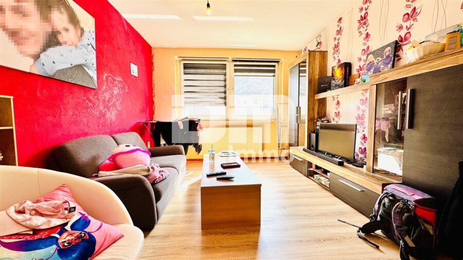 Helle modernisierte Wohnung im 1. OG eines gepfl. Mehrfamilienhauses mit Garage und Kellerraum - Wohnzimmer / Esszimmer